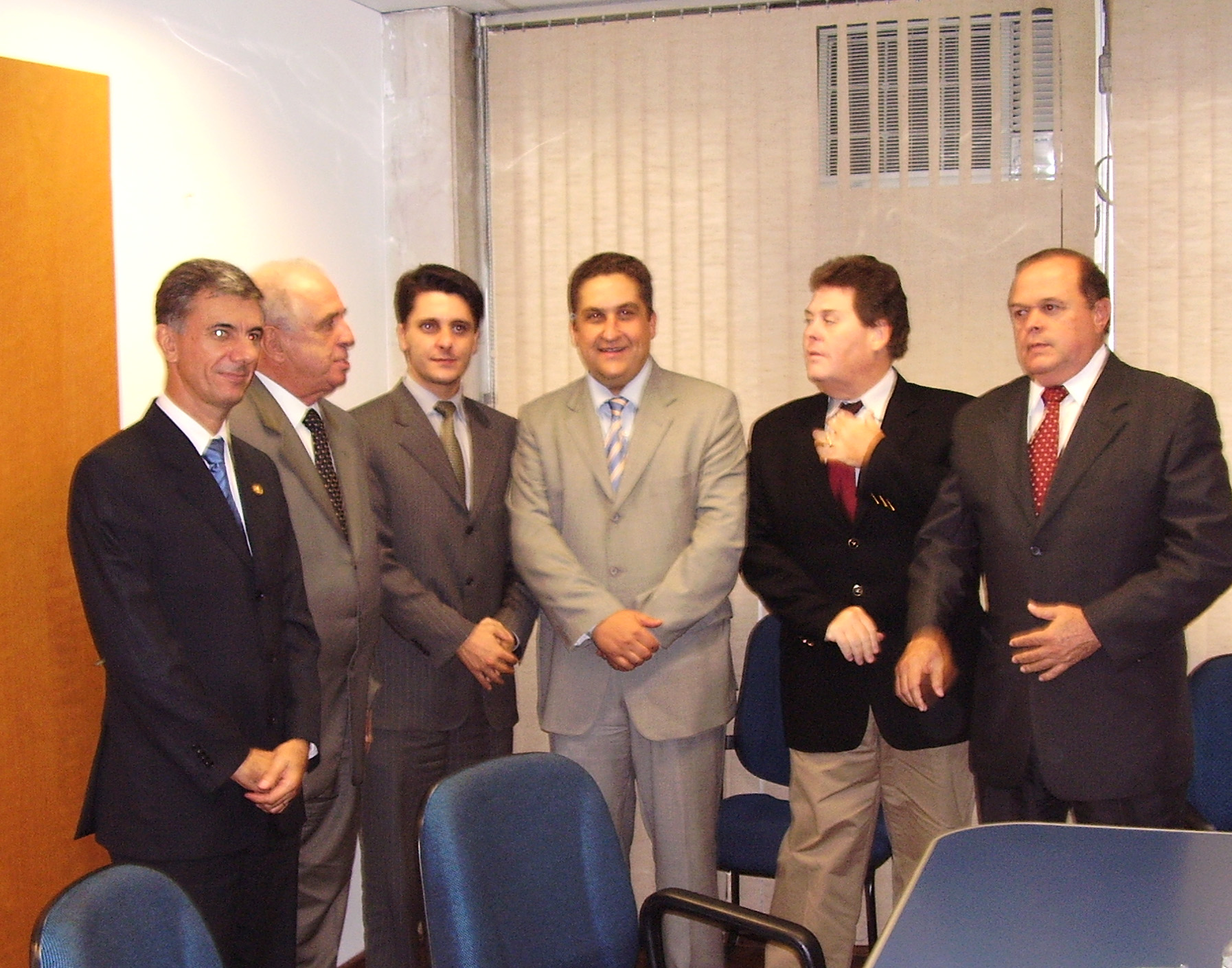Mauro Menuchi (ao centro) e a bancada do PPS <a style='float:right;color:#ccc' href='https://www3.al.sp.gov.br/repositorio/noticia/03-2008/david zaia foto.jpg' target=_blank><i class='bi bi-zoom-in'></i> Clique para ver a imagem </a>
